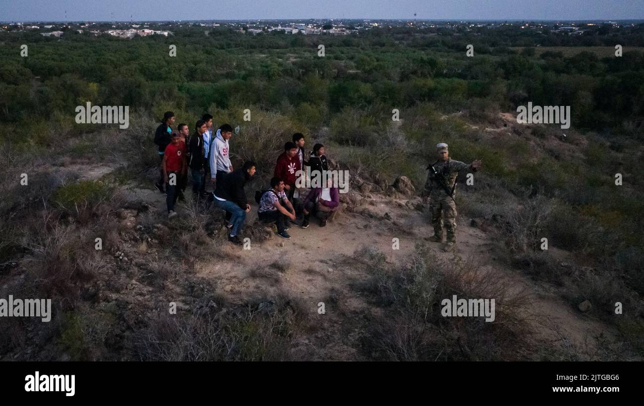 Un membre de la Garde nationale de l'armée du Texas dirige les migrants demandeurs d'asile vers une zone de transit après qu'ils ont traversé le fleuve Rio Grande vers Roma, Texas, États-Unis, 29 août 2022. REUTERS/adrees Latif Banque D'Images
