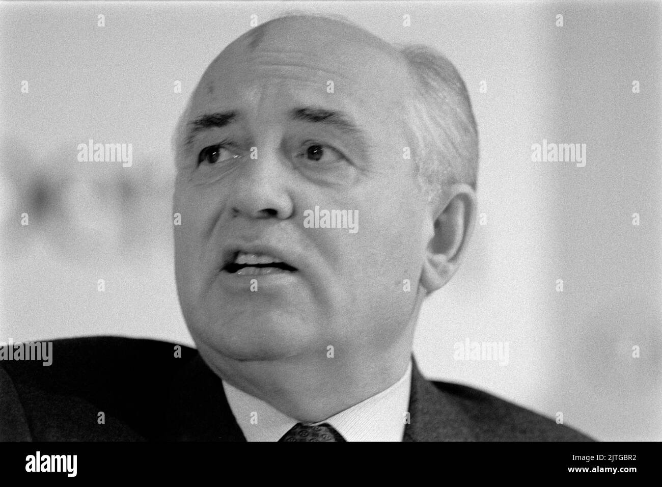 L'ancien premier ministre soviétique Mikhaïl Gorbatchev et sa femme Raisa reçoivent Keys to the City, Aberdeen, Écosse, décembre 1993. Banque D'Images