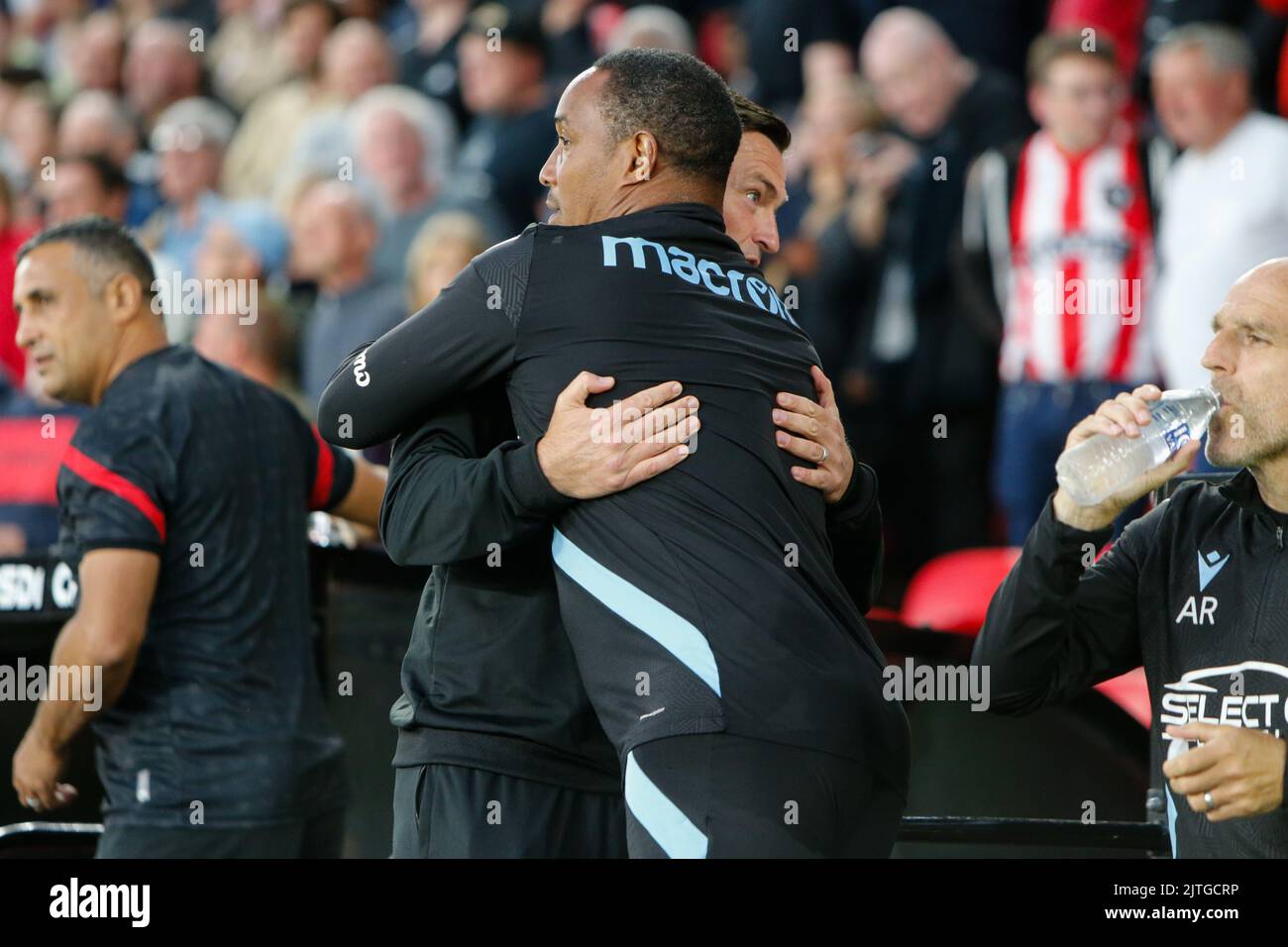 Paul Heckingbottom Manager de Sheffield United et Paul Ince Manager de Reading Embrace pendant le match du championnat Sky Bet Sheffield United vs Reading à Bramall Lane, Sheffield, Royaume-Uni, 30th août 2022 Banque D'Images