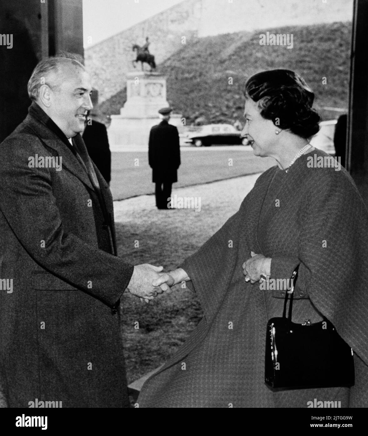 Photo du dossier datée du 07/04/89 du président soviétique Mikhaïl Gorbatchev accueilli par la reine Elizabeth II à l'entrée du château de Windsor. Selon les médias russes, Gorbatchev, qui en tant que dernier dirigeant de l'Union soviétique a mené une bataille perdue pour sauver un empire en ruines mais a produit des réformes extraordinaires qui ont conduit à la fin de la Guerre froide, est mort à 91 ans. Date de publication : mardi 30 août 2022. Banque D'Images