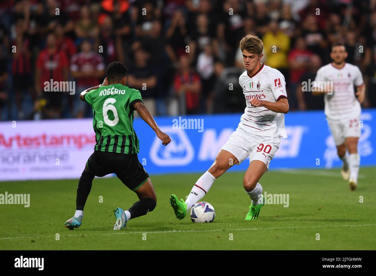 Charles de Ketelaere (Milan)Rogerio Oliveira da Silva (Sassuolo) pendant le match italien 'erie A' entre Sassuolo 0-0 Milan au stade Mapei sur 30 août 2022 à Reggio Emilia, Italie. Credit: Maurizio Borsari/AFLO/Alay Live News Banque D'Images