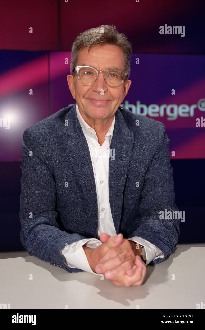 Cologne, Allemagne. 30th août 2022. Le journaliste Rainer Hank est debout dans le studio de l'émission-débat ARD 'Maischberger'. Credit: Henning Kaiser/dpa/Alay Live News Banque D'Images