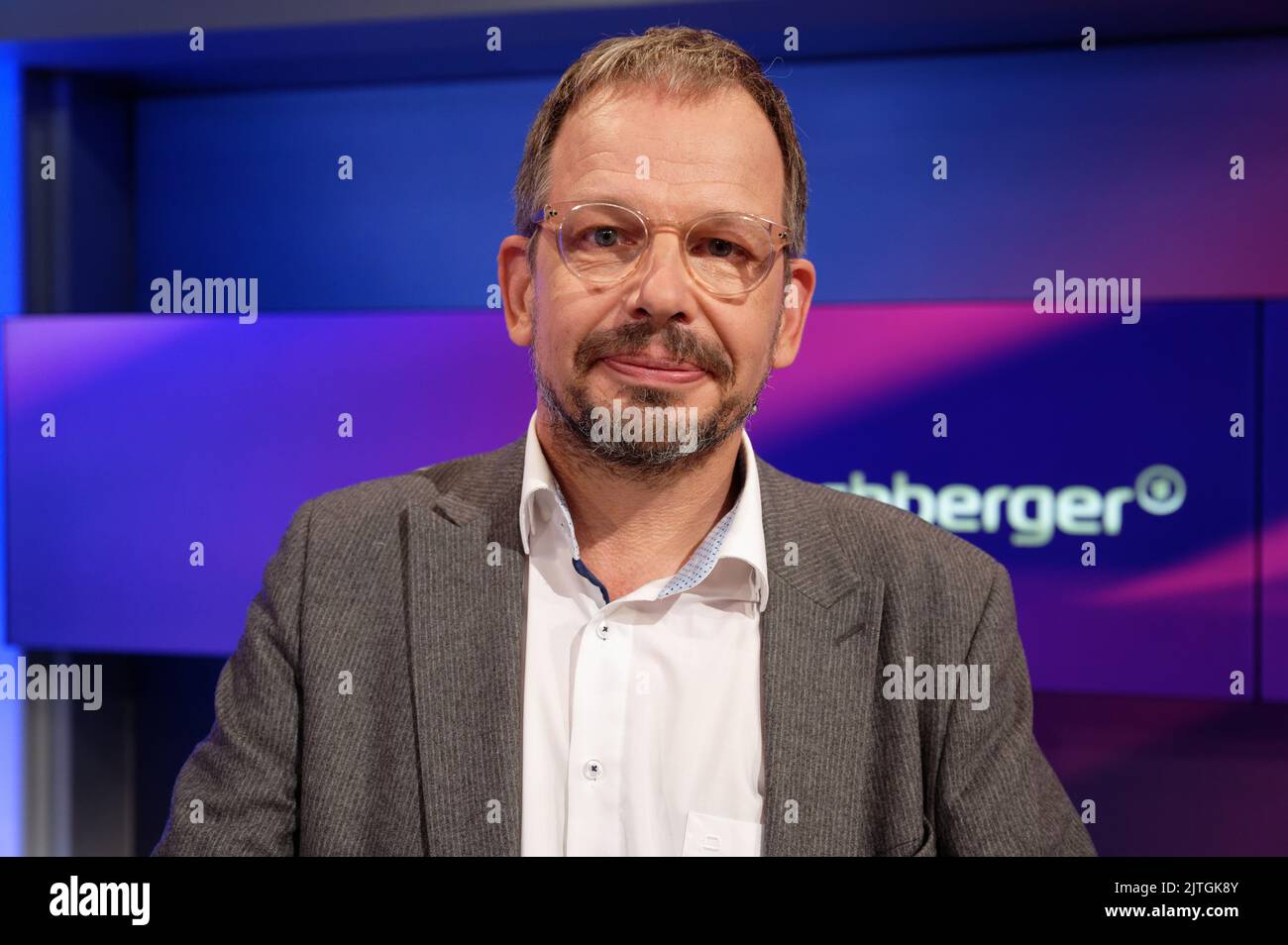 Cologne, Allemagne. 30th août 2022. Hajo Seppelt, journaliste sportif ARD, se tient dans le studio de l'émission de conférence ARD 'Maischberger'. Credit: Henning Kaiser/dpa/Alay Live News Banque D'Images