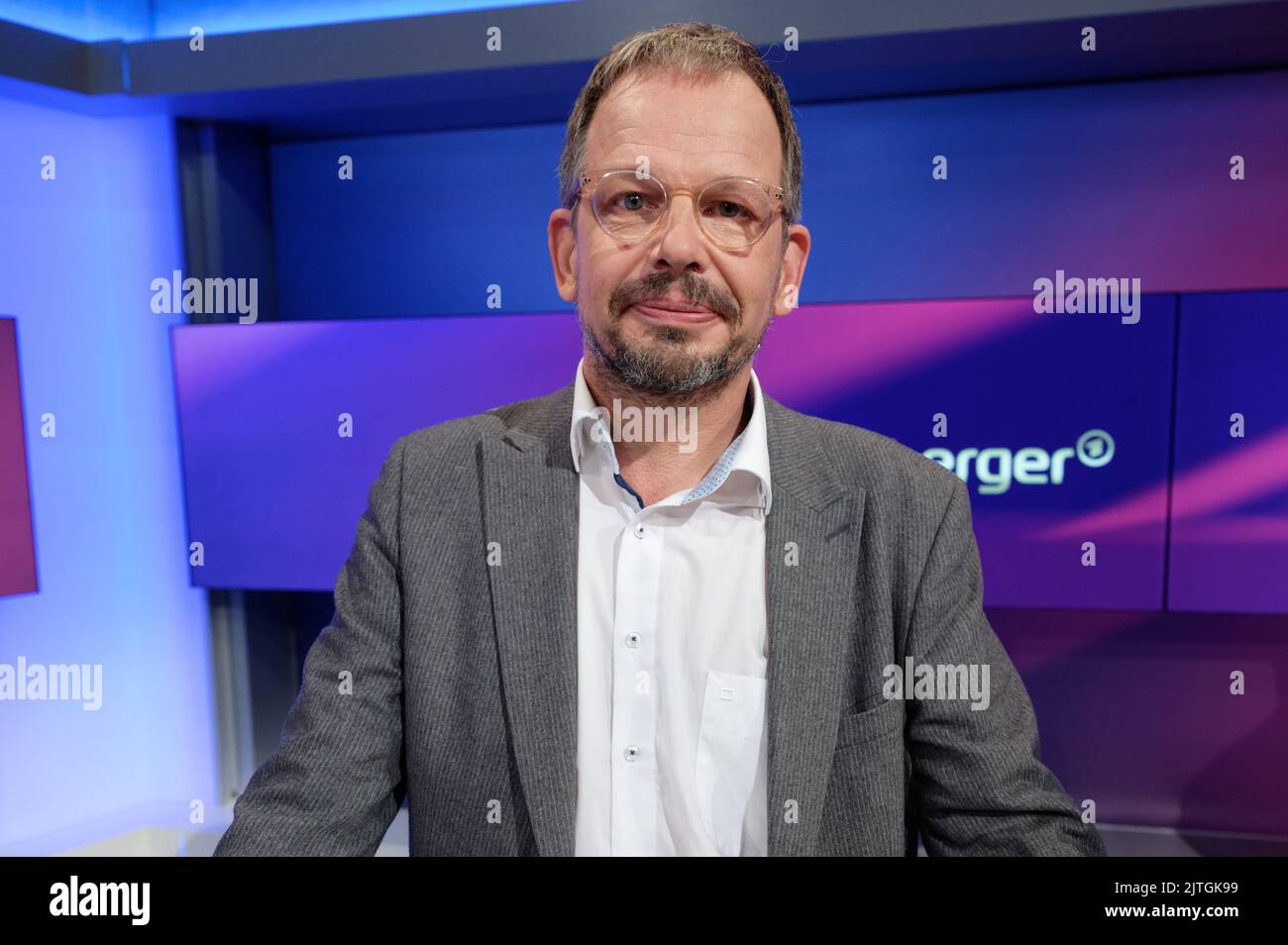 Cologne, Allemagne. 30th août 2022. Hajo Seppelt, journaliste sportif ARD, se tient dans le studio de l'émission de conférence ARD 'Maischberger'. Credit: Henning Kaiser/dpa/Alay Live News Banque D'Images