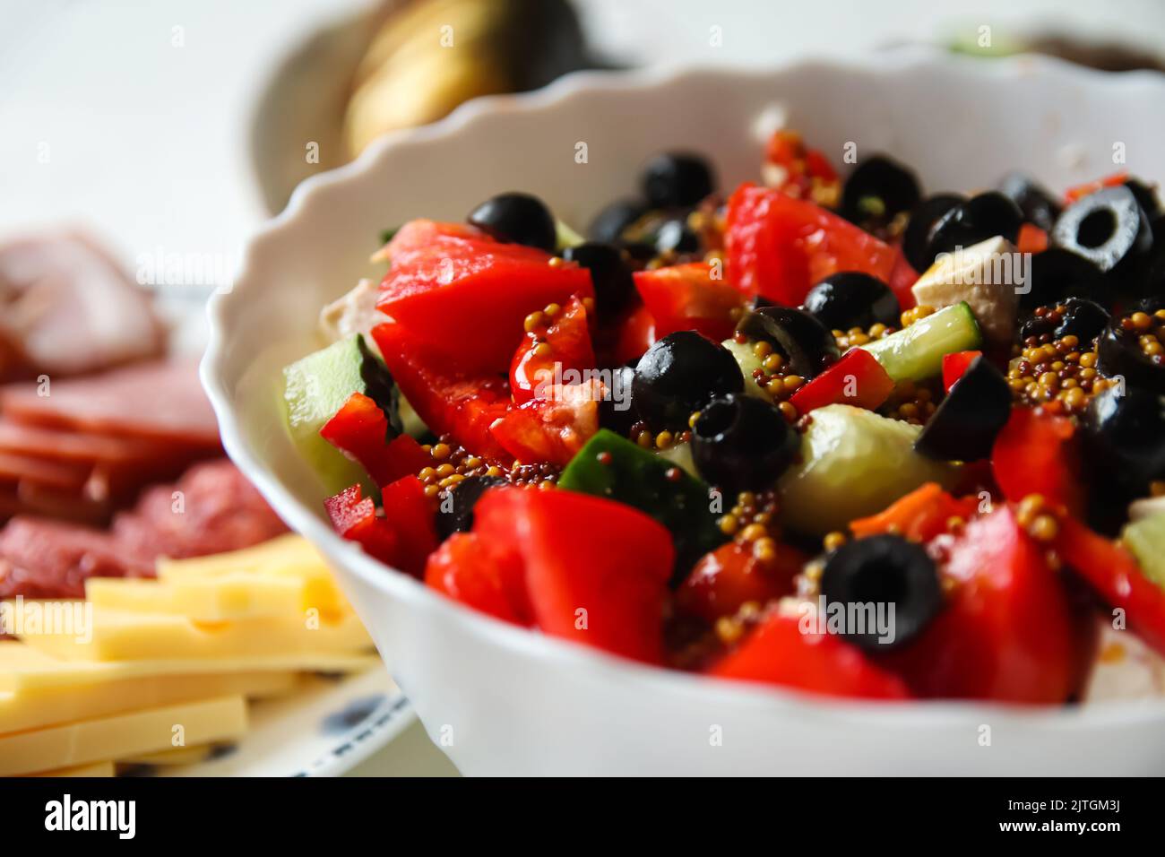 Salade d'été de gros plan. Salade grecque classique de tomates, concombres, poivron rouge, oignon aux olives, origan et feta. Légumes frais mélangés Banque D'Images