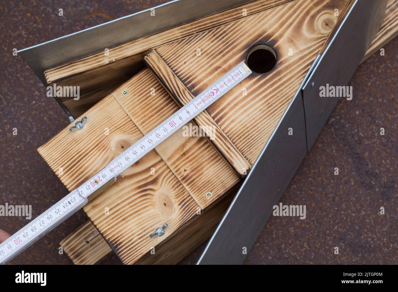 série de boîtes de nid : la hauteur entre le bas de la boîte de nid et le bord inférieur du trou d'entrée doit être d'au moins 17 cm Banque D'Images
