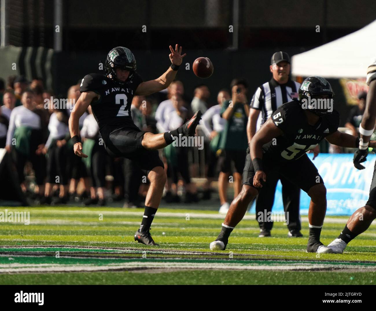 27 août 2022 - Hawaii Rainbow Warriors place kicker Matthew Shipley (2) joue le ballon pendant un match entre les Hawaii Rainbow Warriors et les Vanderbilt Commodores au complexe T. C. Ching sur le campus de Manoa à Honolulu, HI - Ian Kelly/CSM Banque D'Images 27 août 2022 - Hawaii Rainbow Warriors place kicker Matthew Shipley (2) joue le ballon pendant un match entre les Hawaii Rainbow Warriors et les Vanderbilt Commodores au complexe T. C. Ching sur le campus de Manoa à Honolulu, HI - Ian Kelly/CSM Banque D'Images