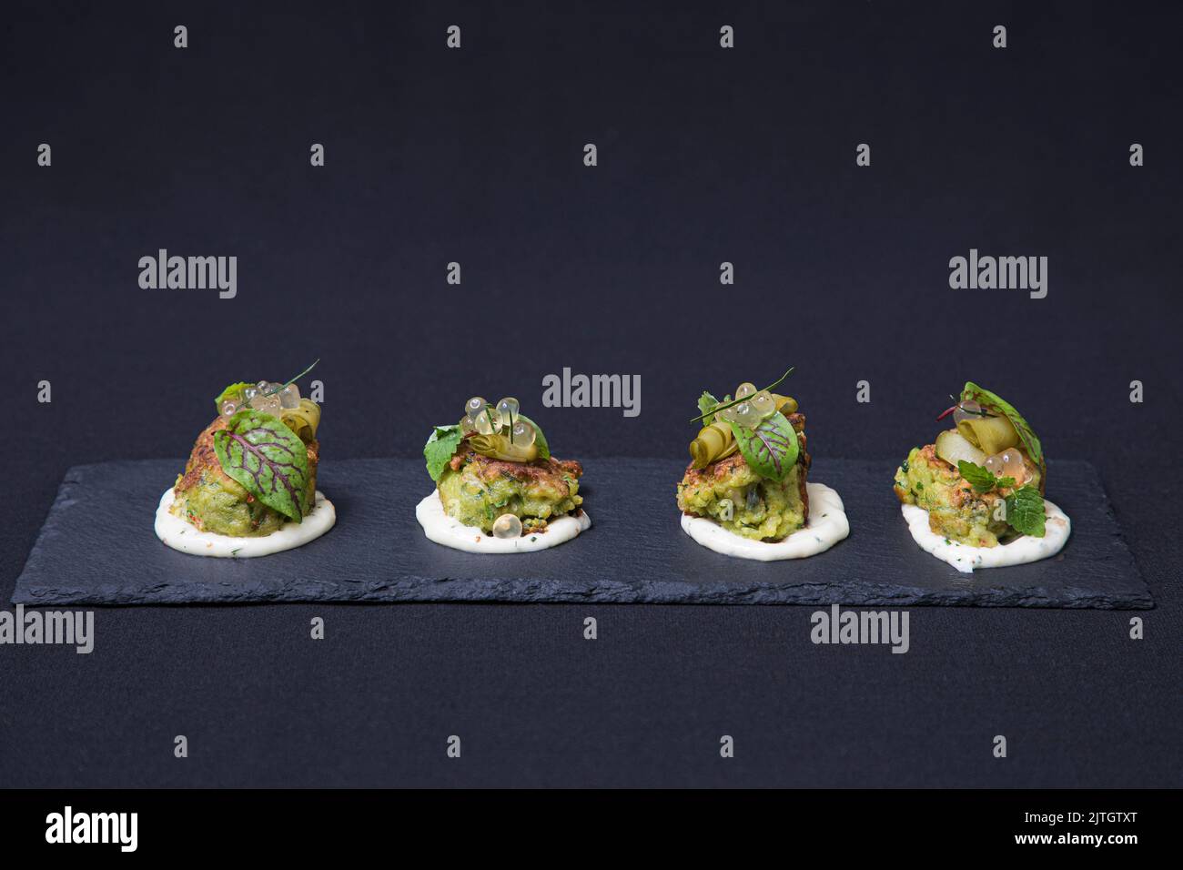 canapés de fritter de crevettes sur un plateau de service en ardoise Banque D'Images