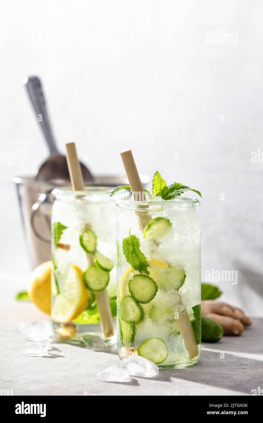 Eau de détox avec citron, concombre et menthe, boisson d'été, limonade maison sur fond de lumière d'été Banque D'Images
