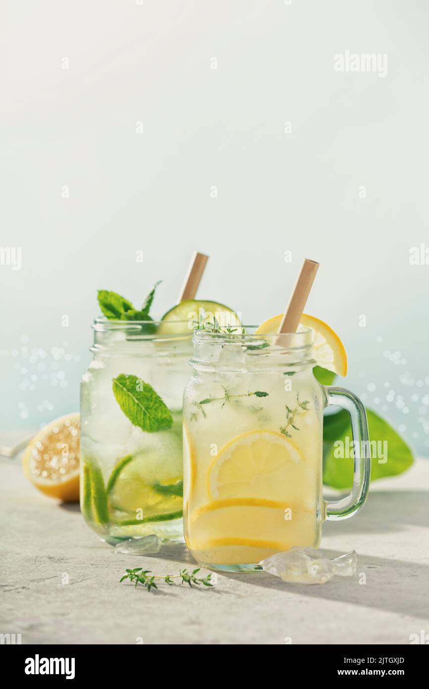 Limonade et mojito gros plan. Cocktails d'été avec mer floue en arrière-plan. Concept de vacances Banque D'Images