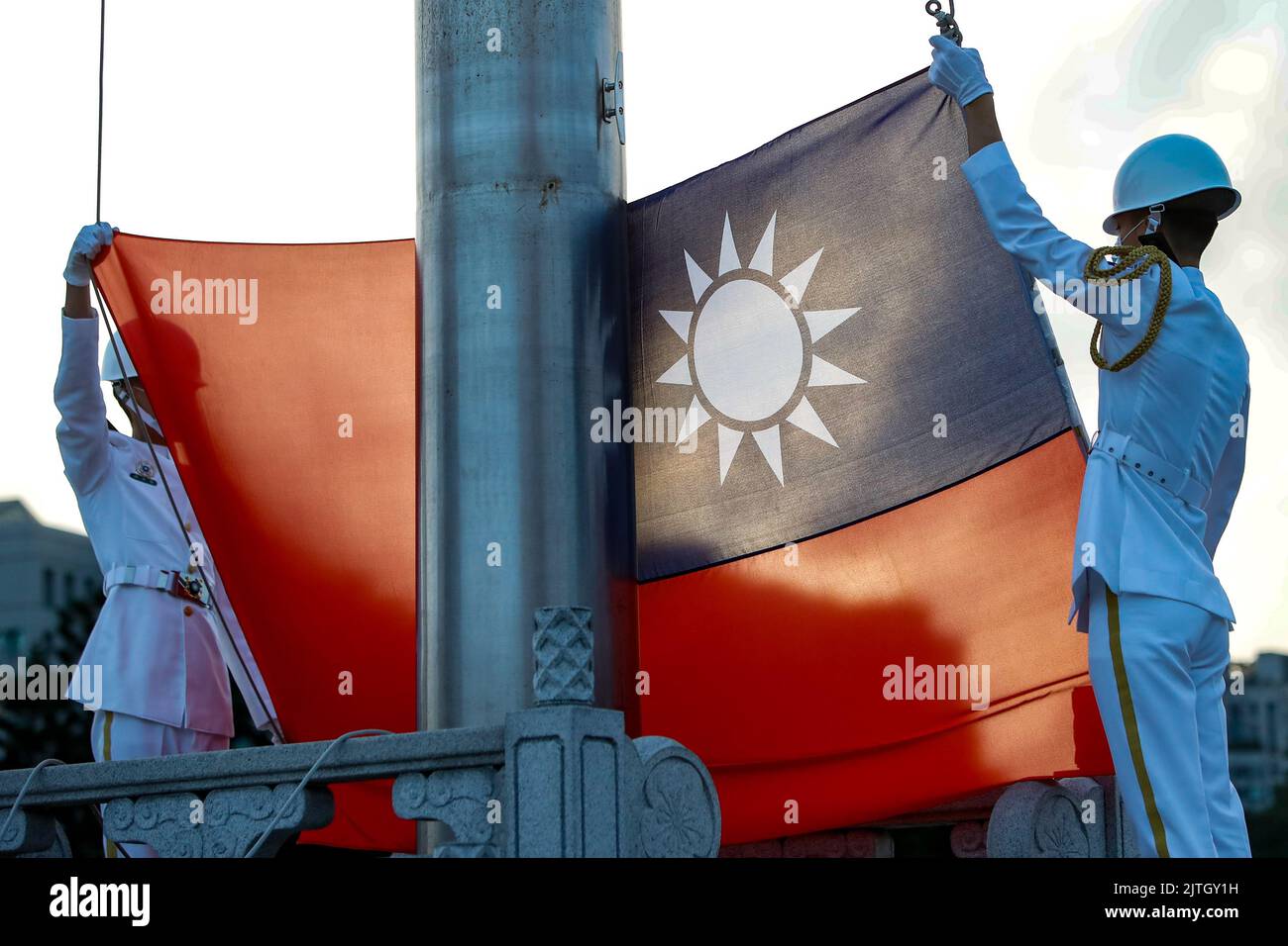 Taipri, Taipei, Taïwan. 31st août 2022. Les gardes d'honneur militaires tiennent une cérémonie de levée du drapeau de Taïwan le matin, sur la place de la liberté à Taipei, à Taïwan, dans le cadre de menaces de plus en plus intenses de la Chine. L'île autonome a connu une augmentation significative des activités de l'APL chinoise près de ses eaux, tout en favorisant ses liens avec les États-Unis, le Royaume-Uni, le Canada, l'Australie, le Japon et des endroits en Europe comme l'Ukraine, la Lituanie et la Slovaquie. (Image de crédit : © Daniel Cing Shou-Yi/ZUMA Press Wire) Banque D'Images