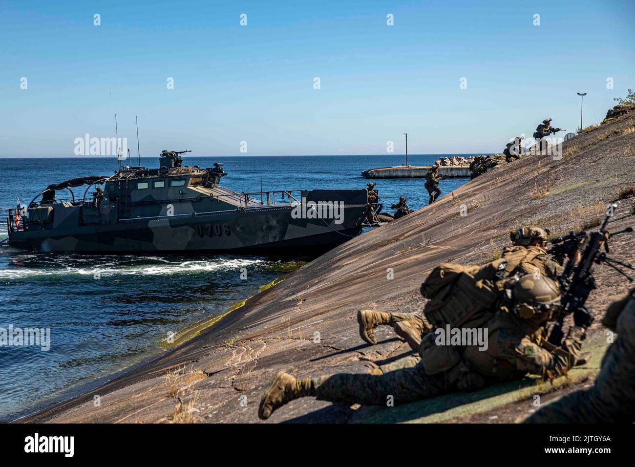 Russaro, Finlande. 12th août 2022. Marines des États-Unis avec Golf Company, Bataillon Landing Team 2/6, 22nd Marine Expeditionary Unit (MEU), débarquent un engin d'assaut amphibie finlandais de classe Jehu U700, lors d'un exercice de saisie sur l'île de Russaro, Finlande, 12 août 2022. Le Kearsarge Amphiobie Ready Group et a embarqué 22nd MEU, sous le commandement et le contrôle de la Task Force 61/2, est en cours de déploiement prévu dans la zone d'opérations de la Naval Forces Europe des États-Unis, employée par la U.S. Sixth Fleet pour défendre les intérêts américains, alliés et partenaires. (Credit image: © U.S. Marines/ZUMA Press Wire Service/ZUMAP Banque D'Images