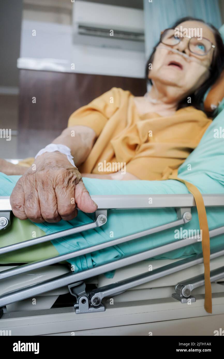 Malade de l'Asie du Sud-est, patiente sénior atteinte de troubles respiratoires ayant un repos au lit à l'hôpital Banque D'Images