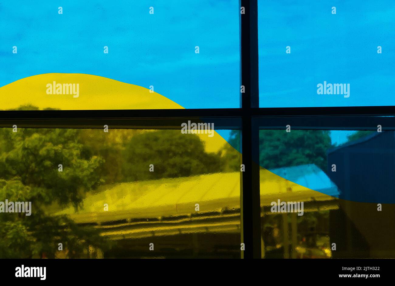 Drapeau ukrainien bleu jaune peint sur une fenêtre Banque D'Images