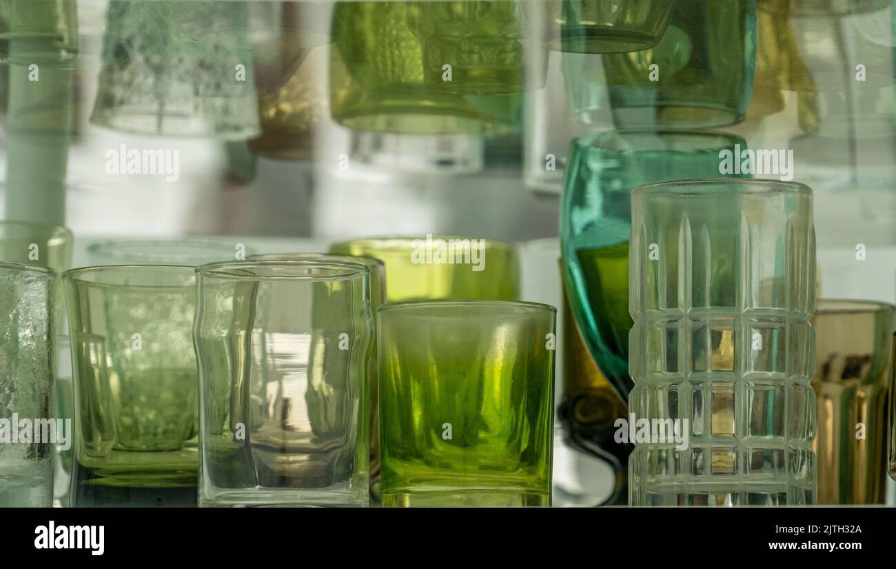 Gros plan de l'assortiment de verres verts, bruns, blancs sur une étagère Banque D'Images