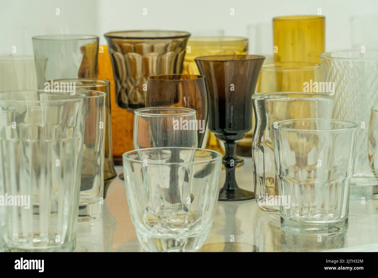 Gros plan de l'assortiment de verres jaunes, bruns, blancs sur une étagère Banque D'Images