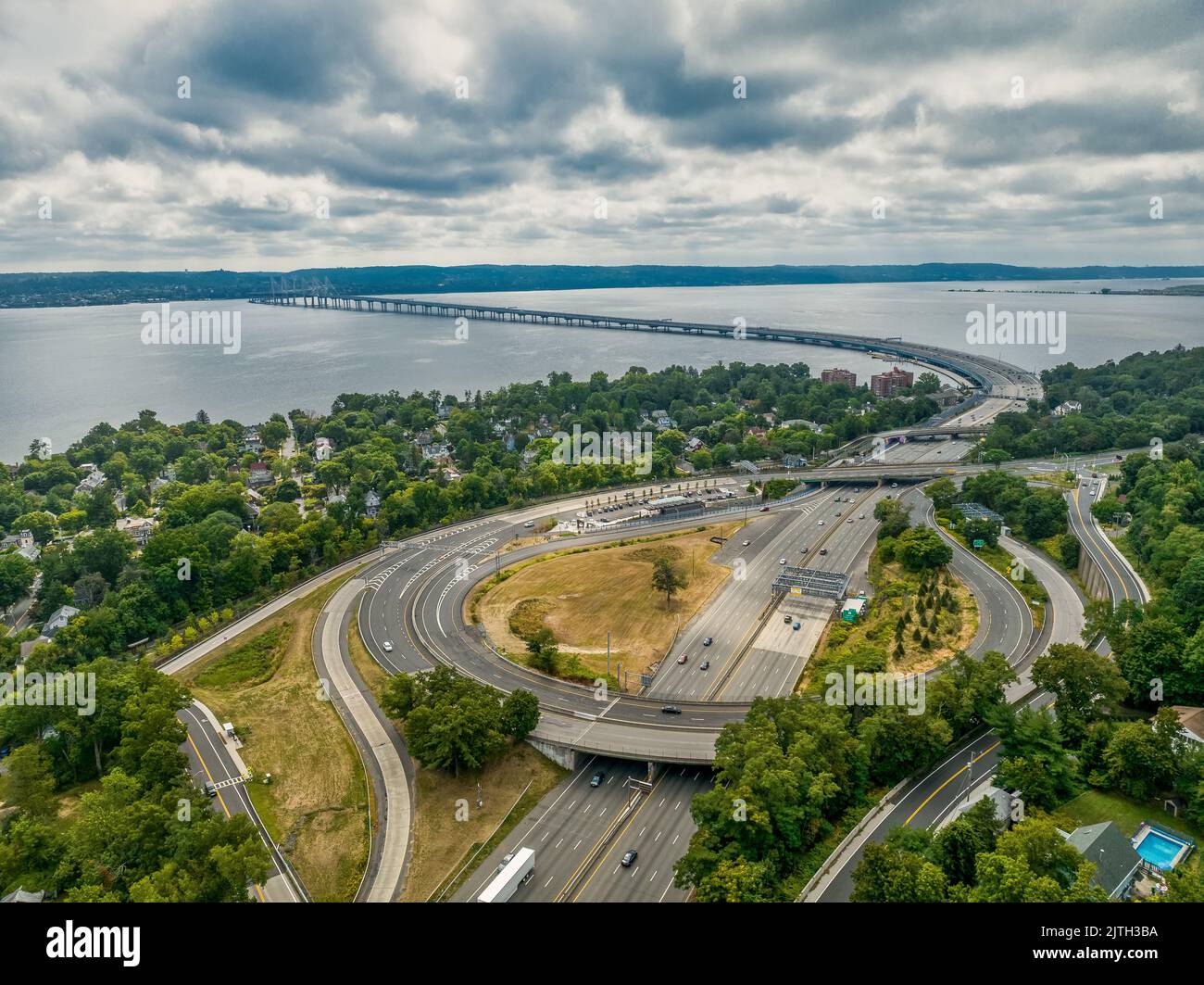 Vue aérienne du péage plaza et de l'intersection du complexe menant au pont suspendu Cuomo à Nyack sur la rivière Hudson à New York Banque D'Images