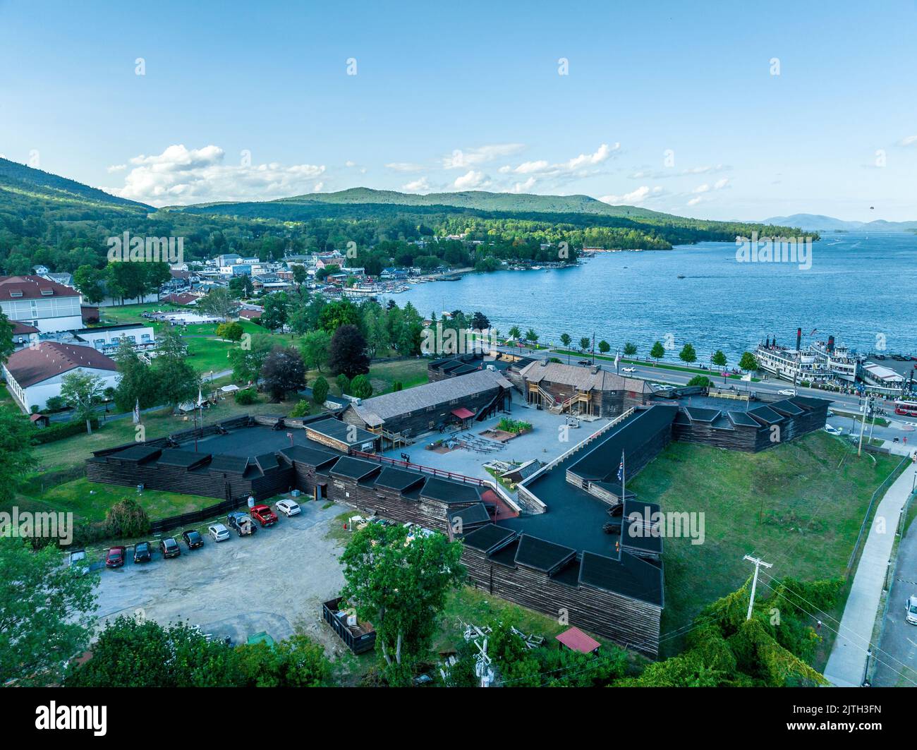 Vue panoramique aérienne du lac George New York destination de vacances d'été populaire avec le fort William Henry en bois colonial Banque D'Images