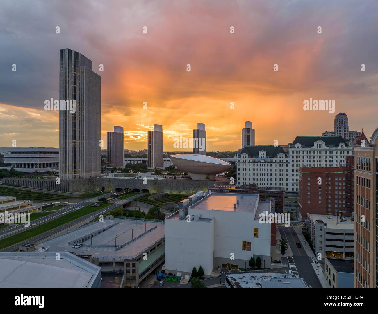 Vue aérienne au coucher du soleil sur le centre-ville d'Albany, l'Empire State Plaza, le centre des arts de la scène d'Egg avec un ciel magnifique et coloré Banque D'Images