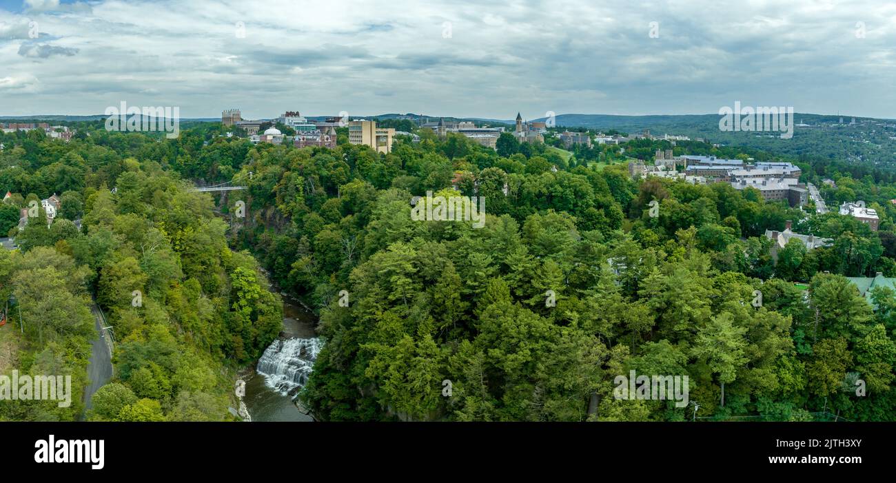 Vue aérienne des chutes d'Ithaca, où se trouve l'Université Ivy League Cornell, à côté des lacs Finger, dans l'État de New York Banque D'Images