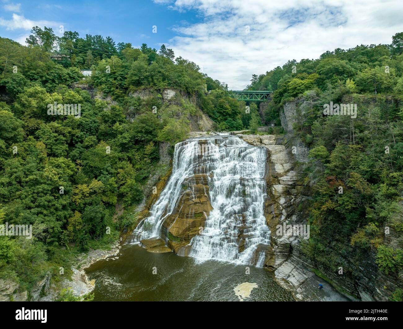 Vue aérienne des chutes d'Ithaca, où se trouve l'Université Ivy League Cornell, à côté des lacs Finger, dans l'État de New York Banque D'Images