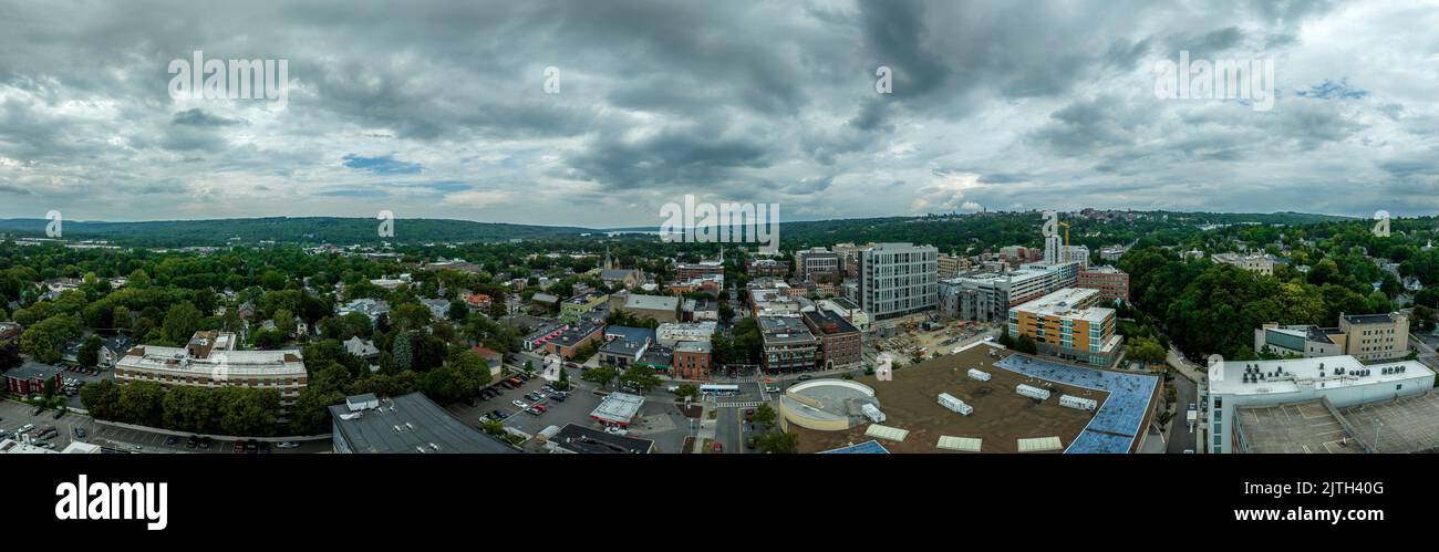Vue aérienne des chutes d'Ithaca, où se trouve l'Université Ivy League Cornell, à côté des lacs Finger, dans l'État de New York Banque D'Images