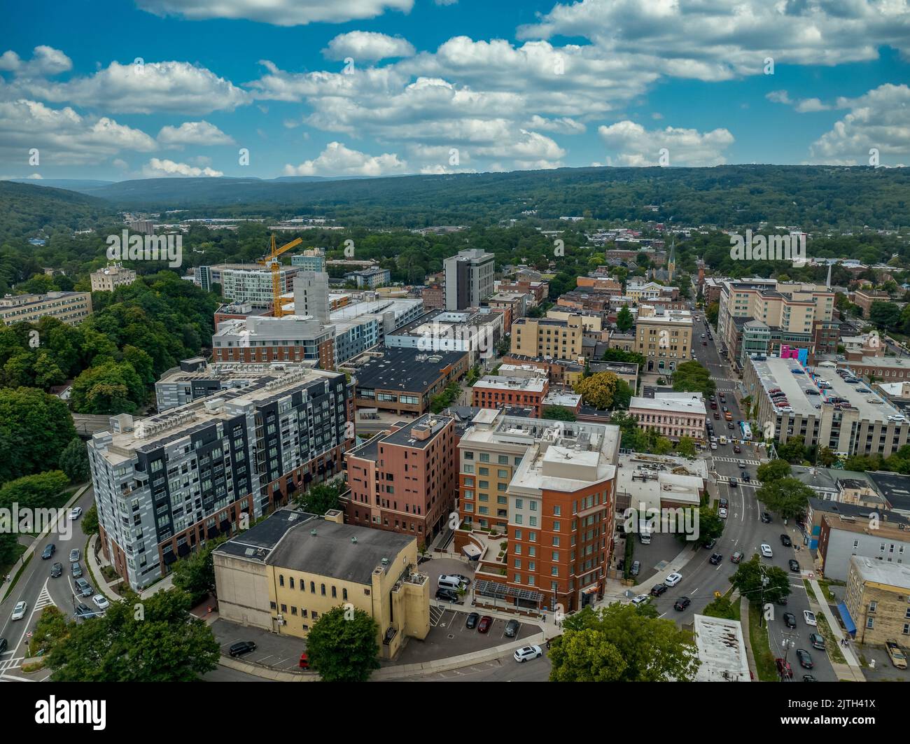 Vue aérienne des chutes d'Ithaca, où se trouve l'Université Ivy League Cornell, à côté des lacs Finger, dans l'État de New York Banque D'Images