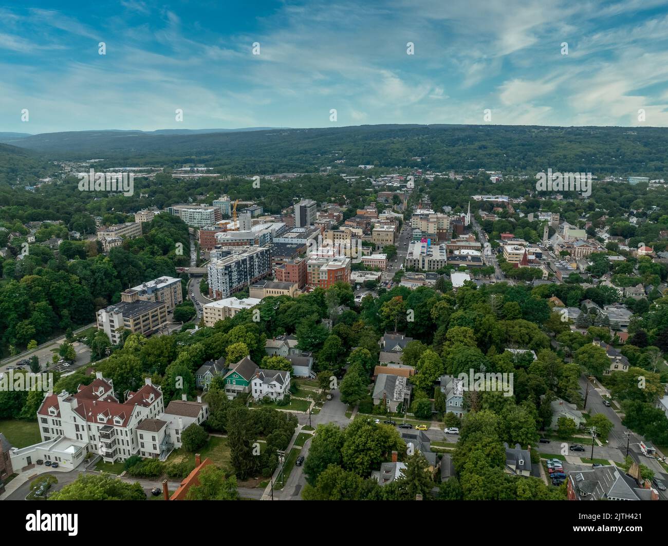 Vue aérienne des chutes d'Ithaca, où se trouve l'Université Ivy League Cornell, à côté des lacs Finger, dans l'État de New York Banque D'Images