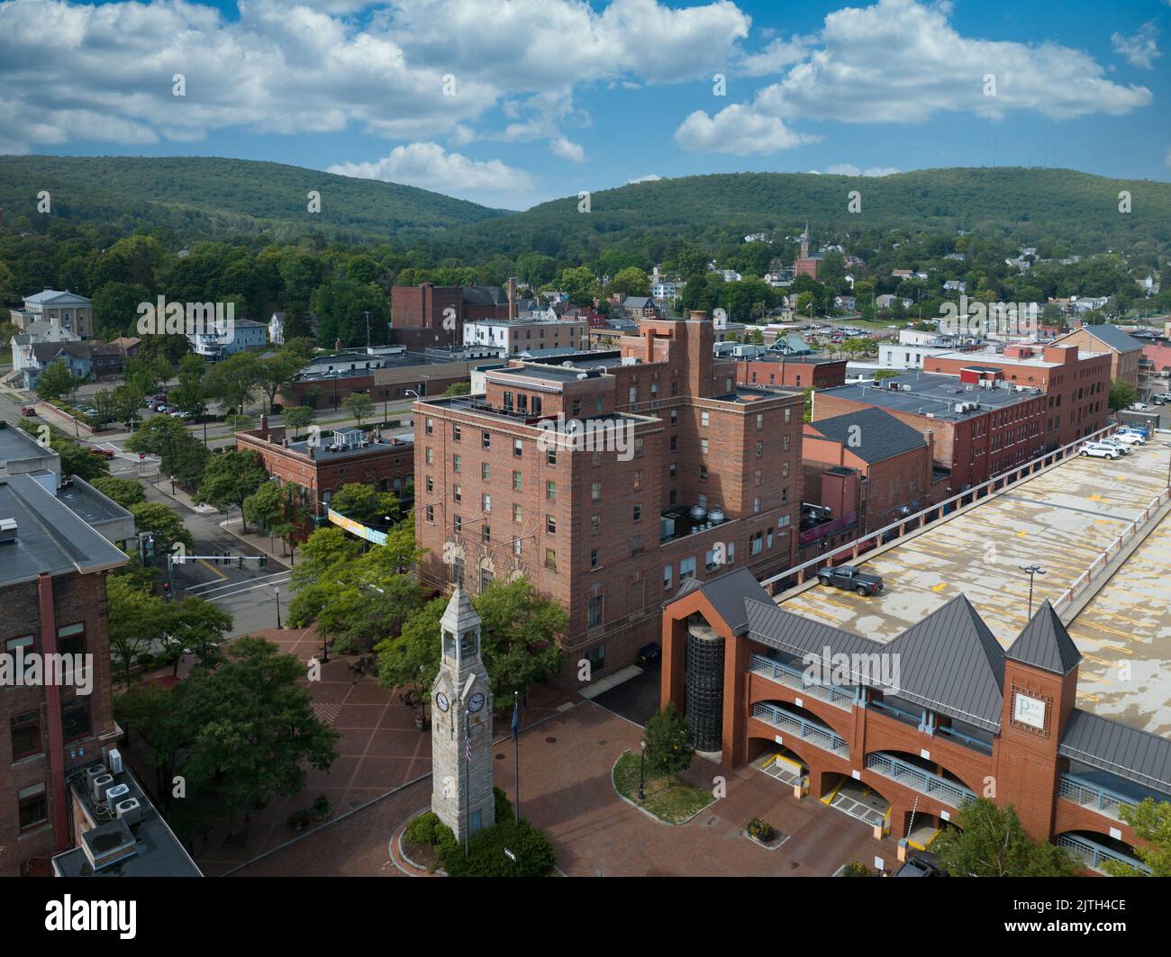 Vue aérienne du centre-ville de Corning Market Street avec des bâtiments à façade en briques à côté de l'usine de verre Banque D'Images