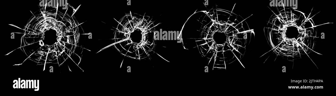 Collage de fissures dans le verre, un trou de balles dans le verre sur un fond noir. Texture de verre de fenêtre. Banque D'Images