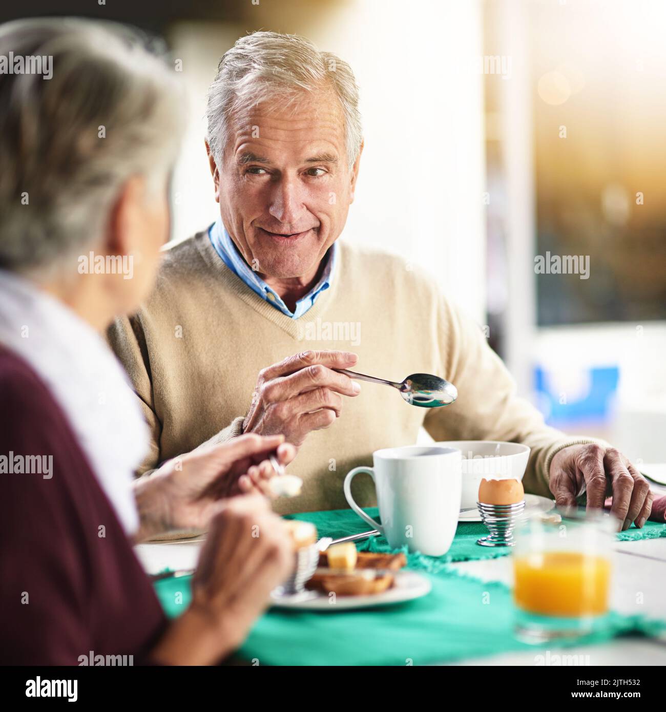 C'était notre propre club de petit déjeuner. Un couple de personnes âgées heureux qui appréciait le petit déjeuner ensemble à la maison. Banque D'Images