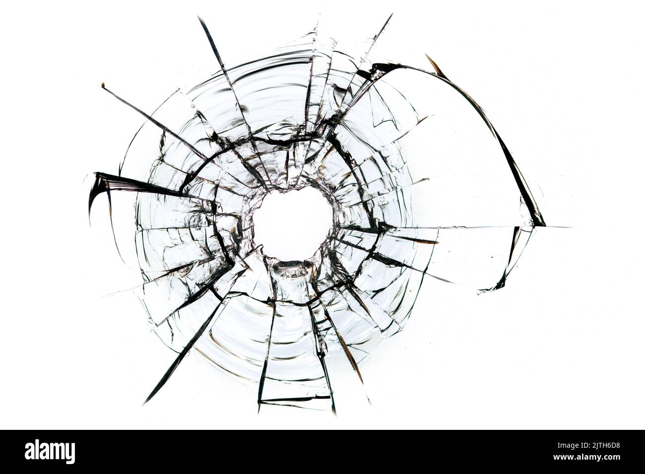 fissures dans le verre, un trou de balles dans le verre sur un fond blanc. Texture de verre de fenêtre. Banque D'Images