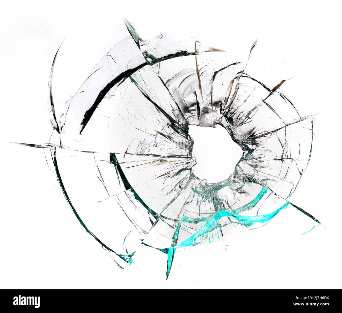 fissures dans le verre, un trou de balles dans le verre sur un fond blanc. Texture de verre de fenêtre. Banque D'Images