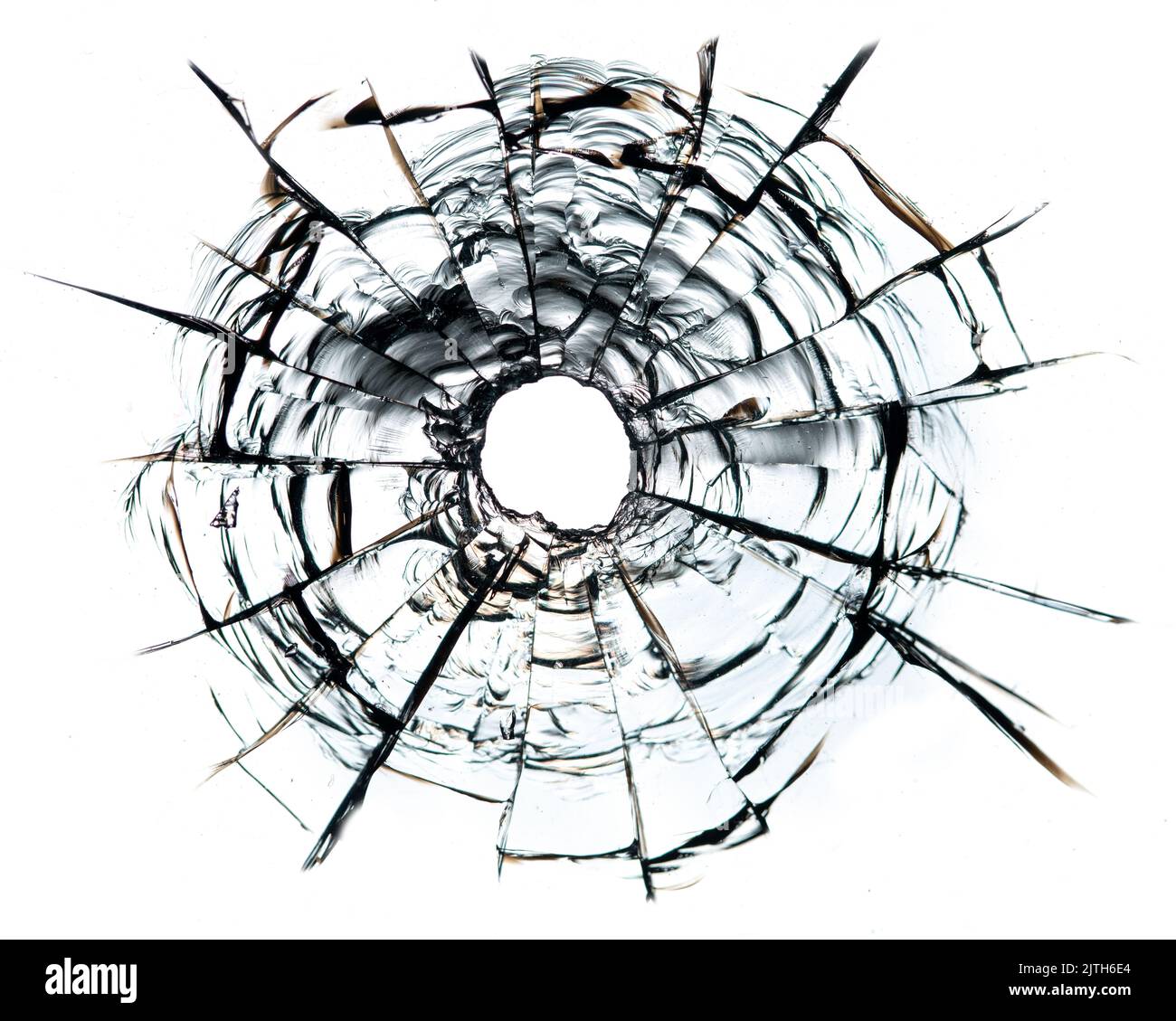 fissures dans le verre, un trou de balles dans le verre sur un fond blanc. Texture de verre de fenêtre. Banque D'Images