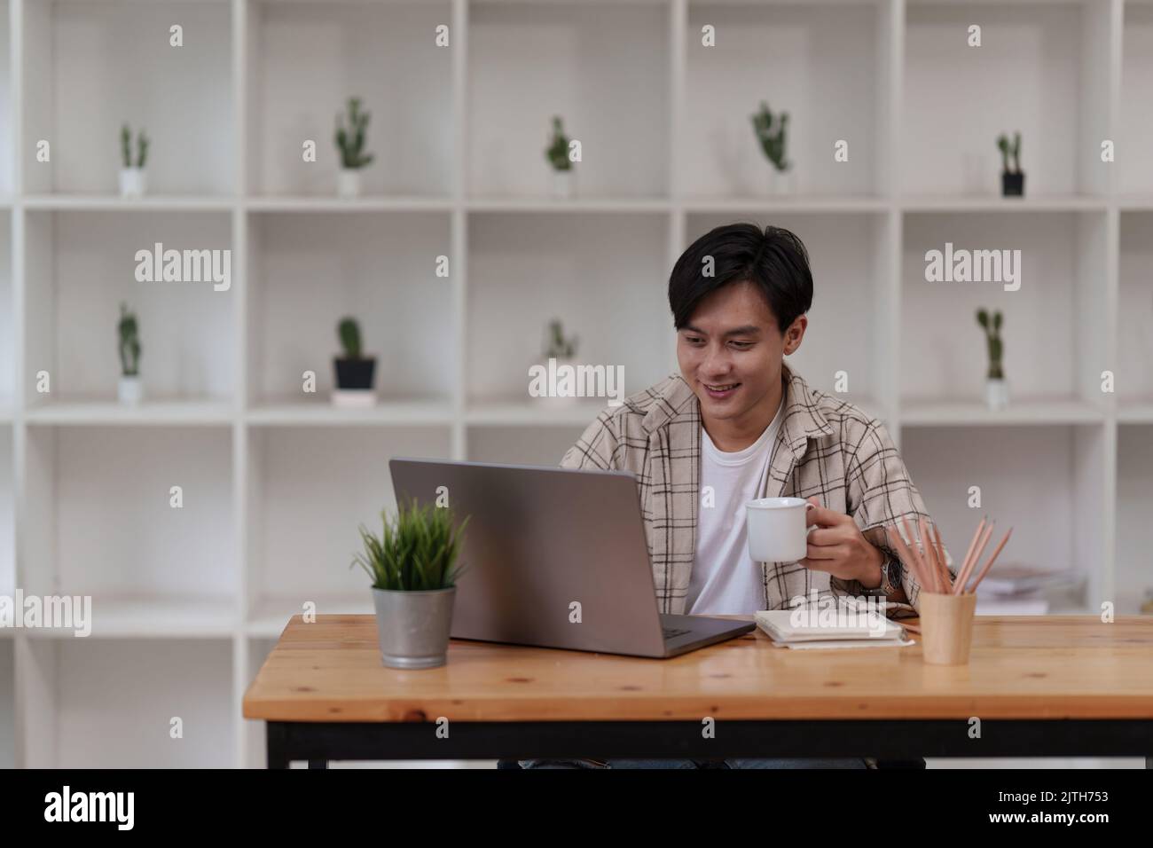 Homme asiatique utilisant un ordinateur portable travaillant au bureau. Créativité et nouvelle idée concende Banque D'Images