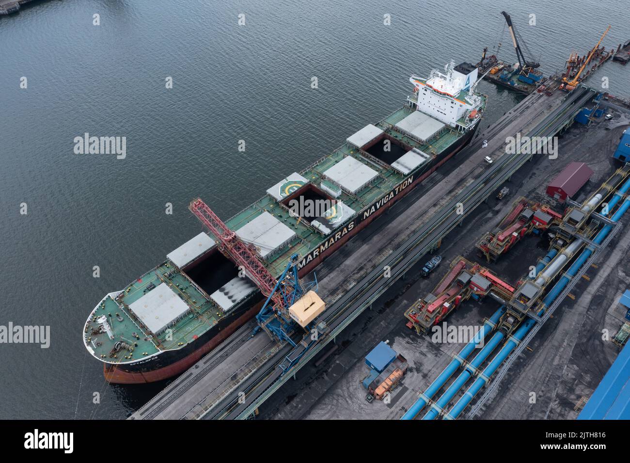Nakhodka, Russie - 8 août 2022: Les navires de mer sont chargés à un amarrage. Banque D'Images