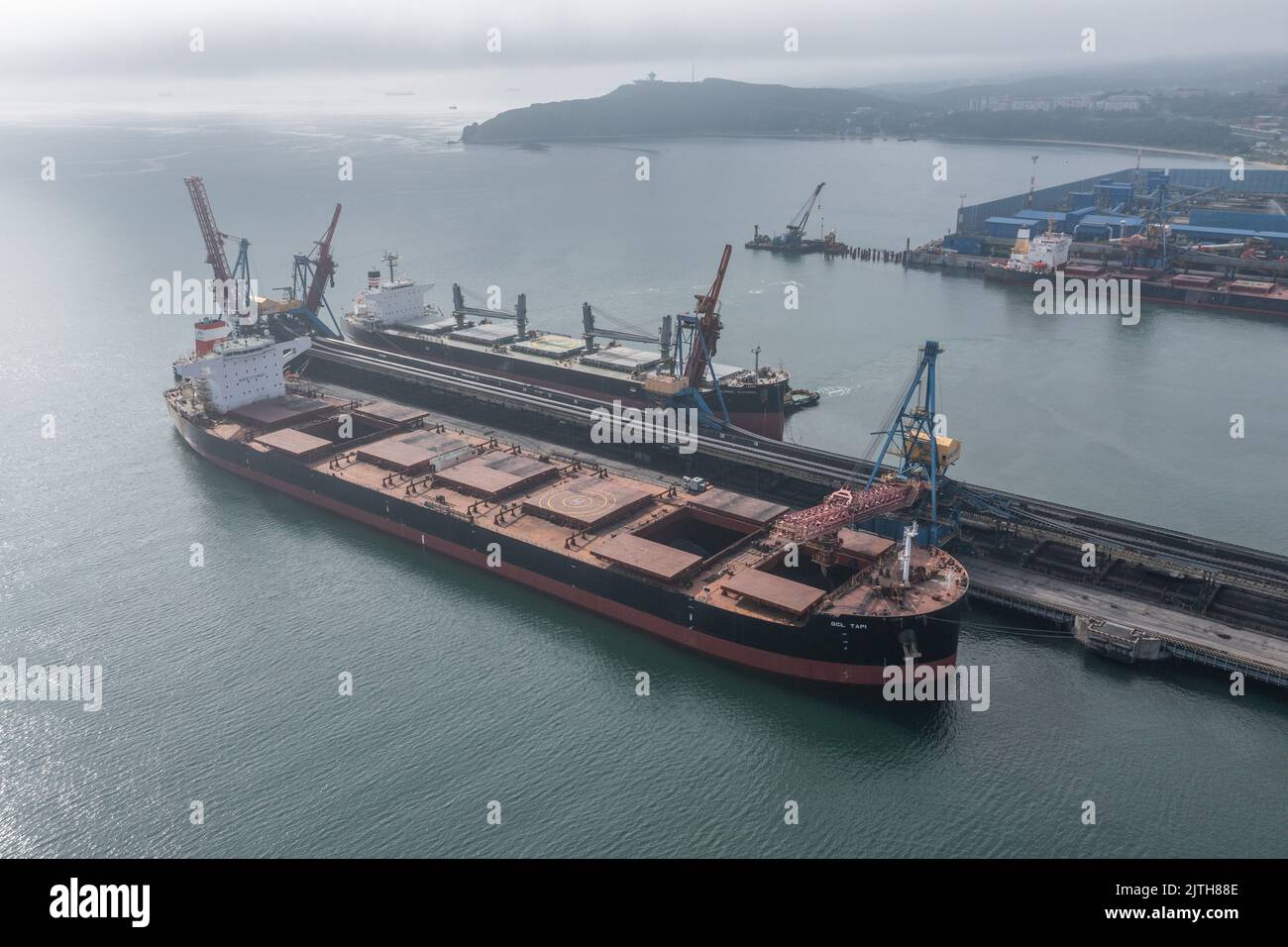 Nakhodka, Russie - 31 juillet 2022: Les navires de mer sont chargés à un amarrage. Banque D'Images