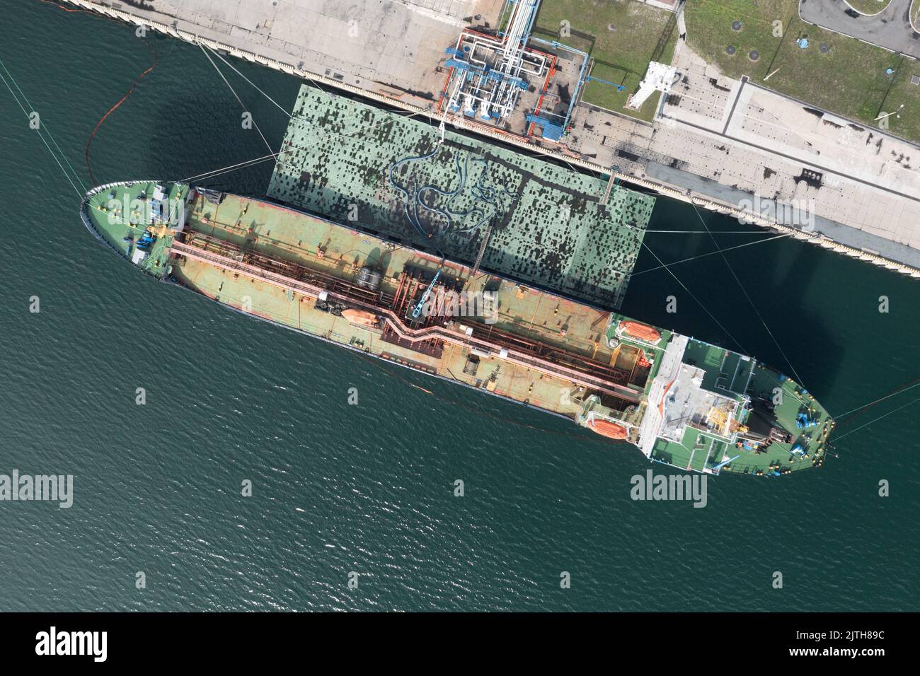 Nakhodka, Russie - 31 juillet 2022: Les navires de mer sont chargés à un amarrage. Banque D'Images