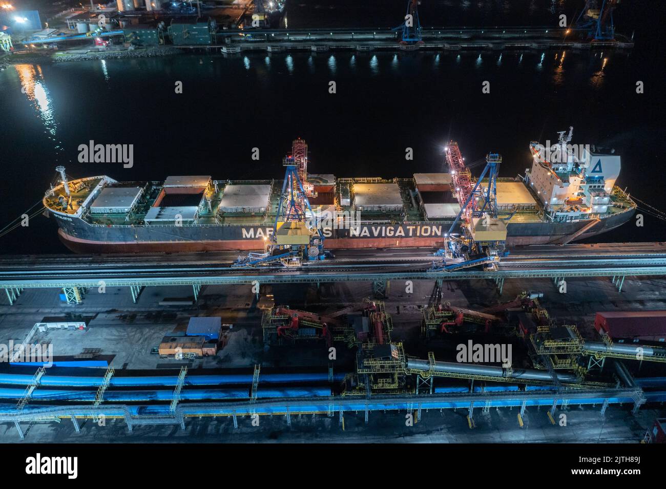 Nakhodka, Russie - 8 août 2022: Les navires de mer sont chargés à un amarrage la nuit. Banque D'Images
