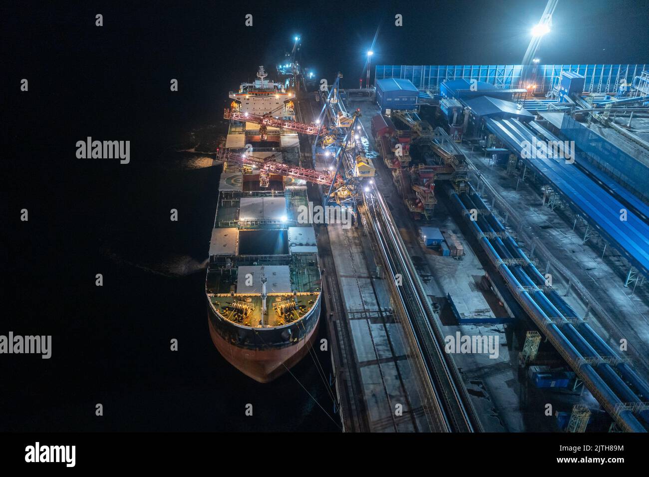 Nakhodka, Russie - 8 août 2022: Les navires de mer sont chargés à un amarrage la nuit. Banque D'Images