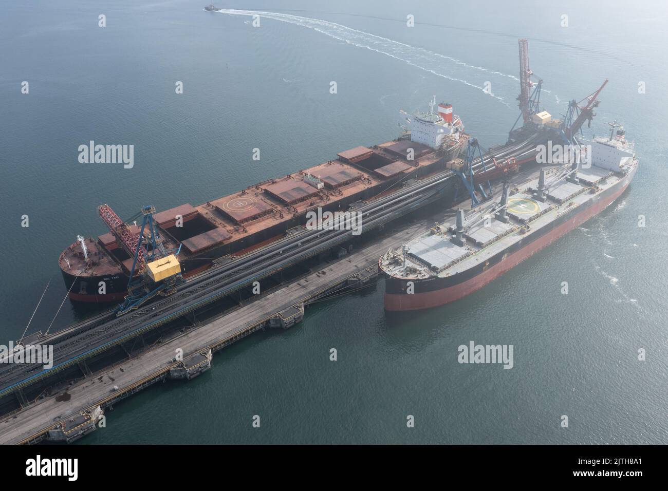 Nakhodka, Russie - 31 juillet 2022: Les navires de mer sont chargés à un amarrage. Banque D'Images