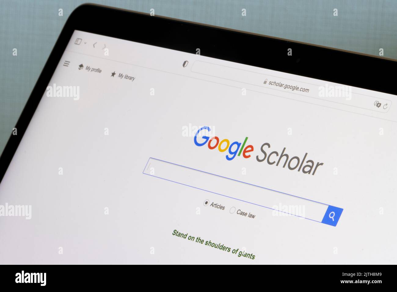 La page d'accueil du site Web de Google Scholar est vue sur l'écran d'un ordinateur portable. Banque D'Images