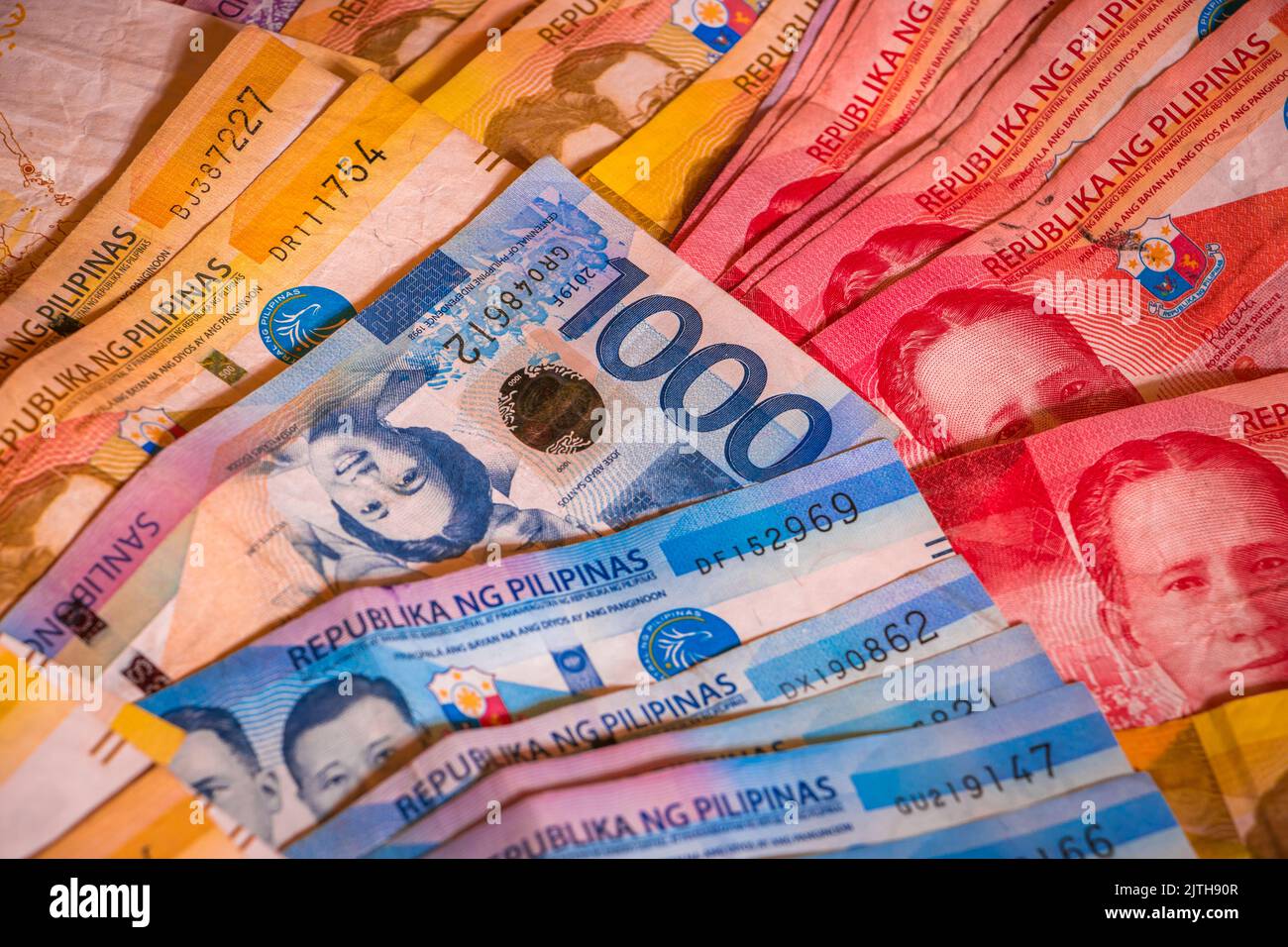 Billets de peso philippins, 50, 100, 500 et 1000 pesos, argent comptant fiat papiers. Concept économique et financier, dénominations monétaires Banque D'Images