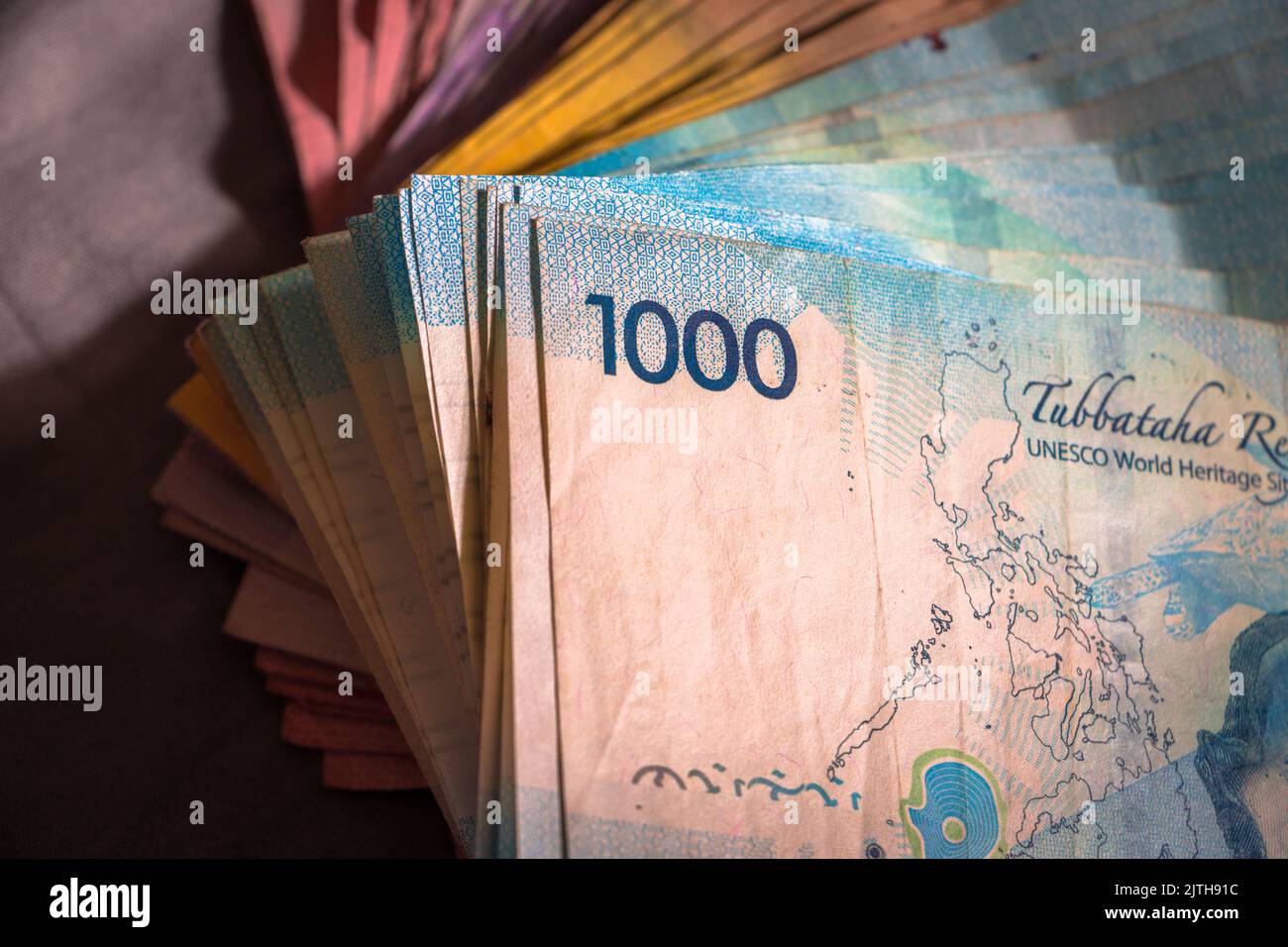 Billets de peso philippins, 50, 100, 500 et 1000 pesos, argent comptant fiat papiers. Concept économique et financier, dénominations monétaires Banque D'Images