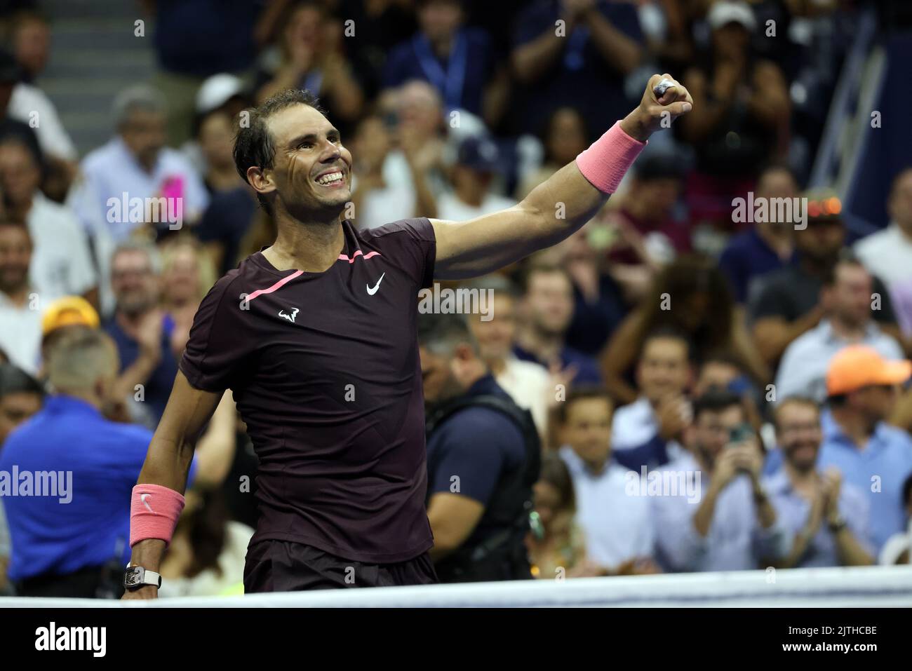 OUVERT AUX ÉTATS-UNIS - JOUR 2, Flushing Meadows, New York, États-Unis. 30th août 2022. Rafael Nadal, d'Espagne, célèbre sa victoire sur son adversaire du premier tour Rinky Hijikata, d'Australie, lors de l'US Open de la nuit dernière. Nadal a gagné en quatre séries. Crédit : Adam Stoltman/Alamy Live News Banque D'Images