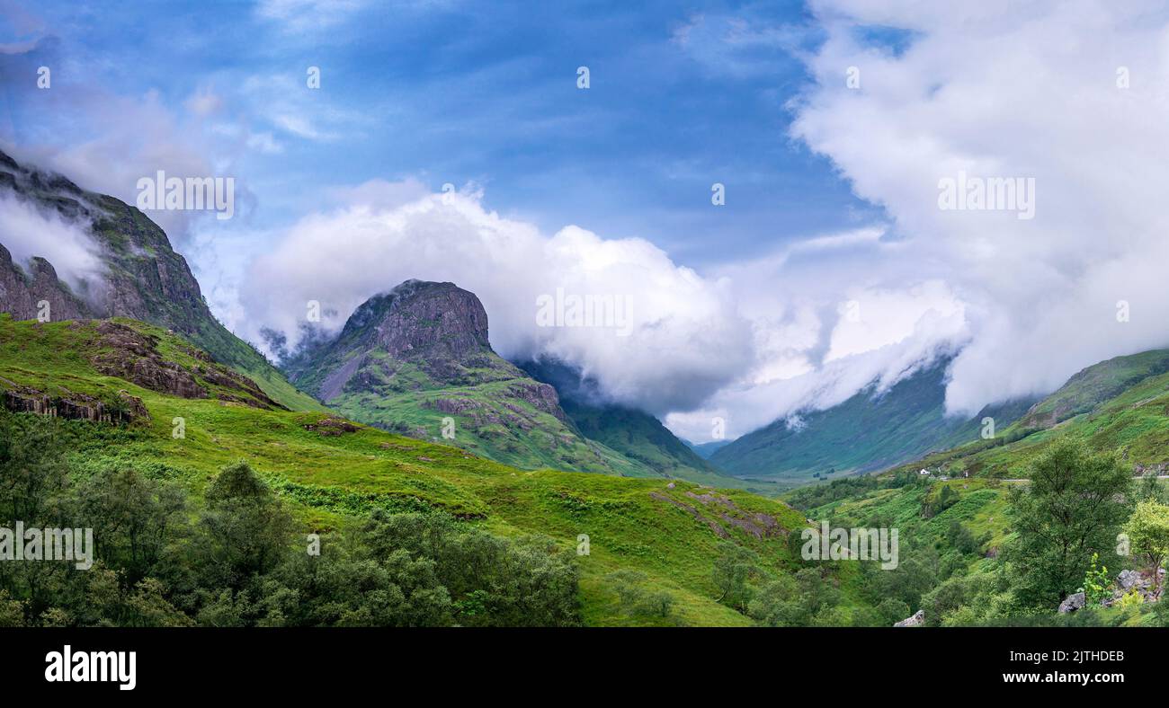 Un nuage bas se baladant rapidement, après le coucher du soleil, le long de la magnifique vallée verte de Glen COE, accrochée aux sommets de la montagne, en milieu d'été, causant toujours des chang Banque D'Images