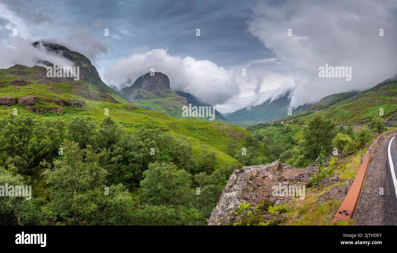 À côté de la route A82, le nuage se rollis rapidement, le long de la belle vallée verte de Glen COE, accrochant aux montagnes, en milieu d'été, causant toujours des changements Banque D'Images