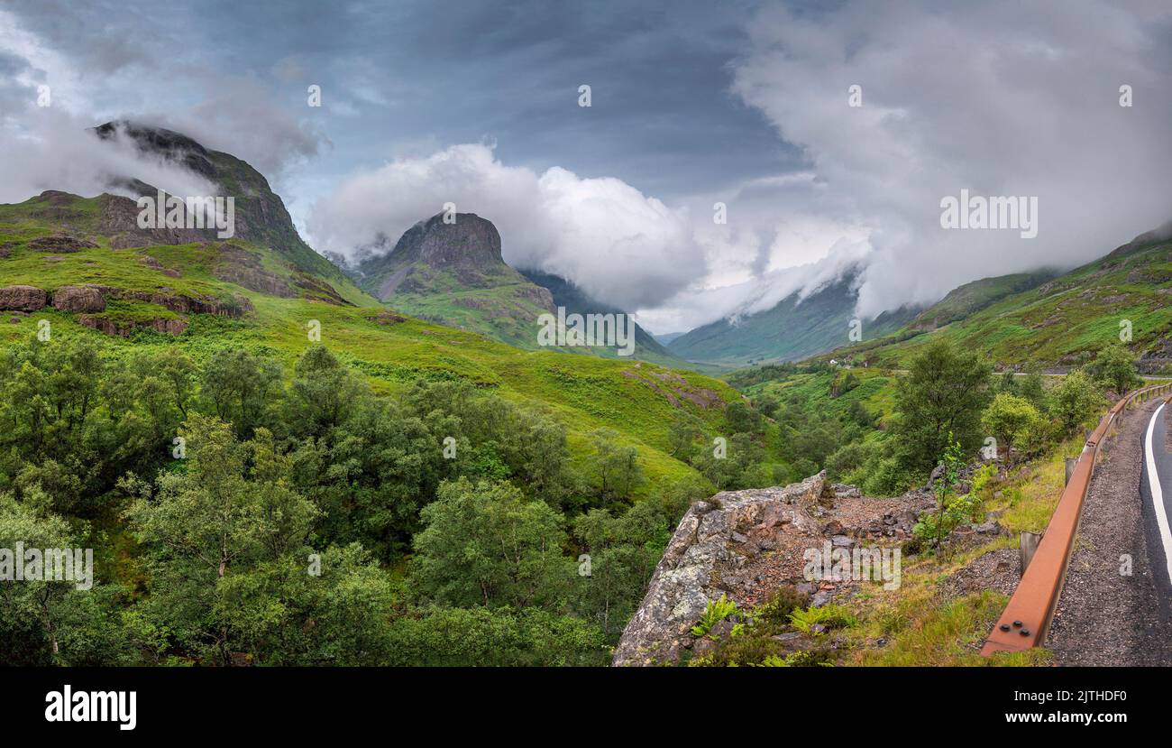 À côté de la route A82, le nuage se rollis rapidement, le long de la belle vallée verte de Glen COE, accrochant aux montagnes, en milieu d'été, causant toujours des changements Banque D'Images