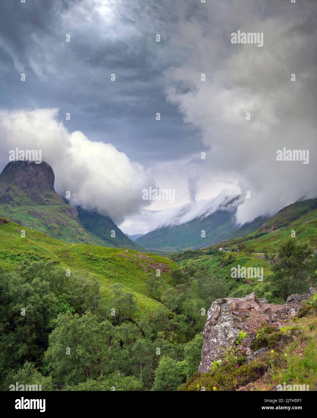 Un nuage bas se baladant rapidement, après le coucher du soleil, le long de la magnifique vallée verte de Glen COE, accrochée aux sommets de la montagne, en milieu d'été, causant toujours des chang Banque D'Images