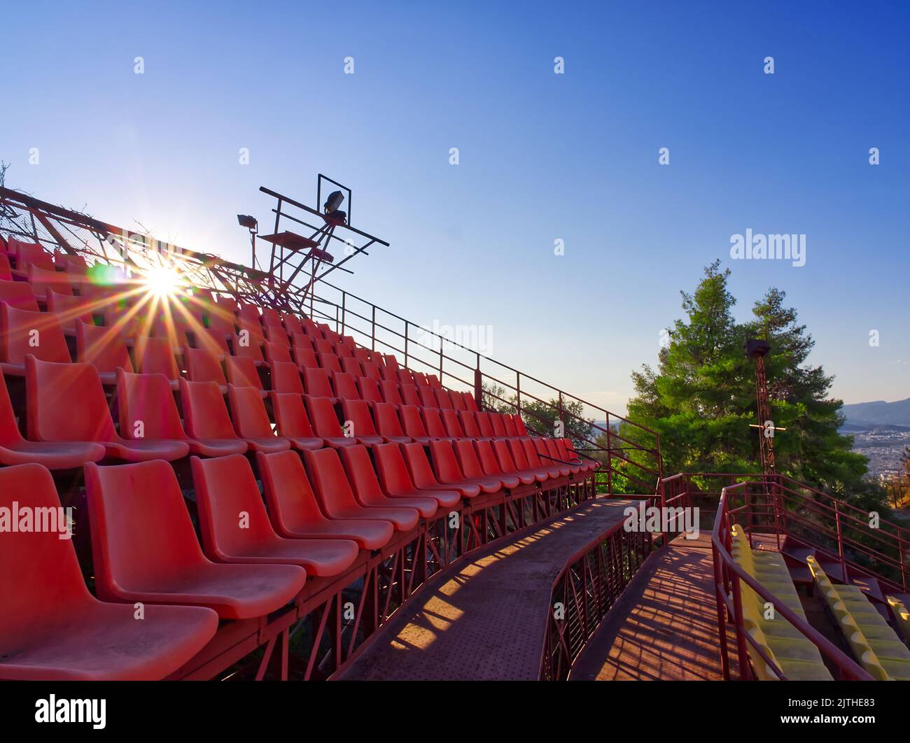 Vue sur le théâtre abandonnée avant le coucher du soleil Banque D'Images
